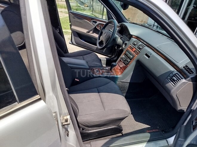 Mercedes E 220 2001, 500,000 km - 2.2 l - Qax