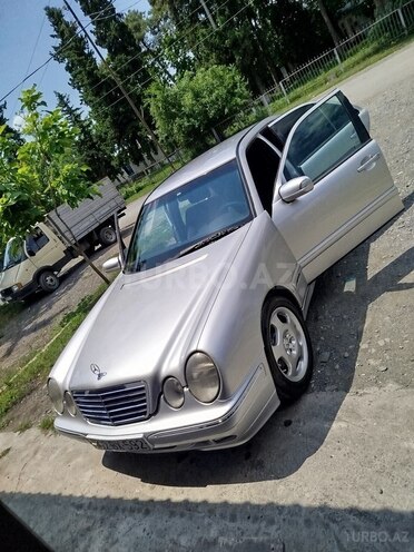 Mercedes E 220 2001, 500,000 km - 2.2 l - Qax