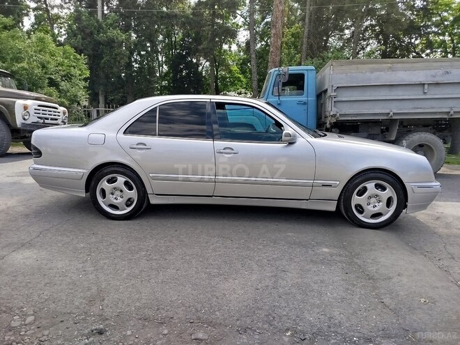 Mercedes E 220 2001, 500,000 km - 2.2 l - Qax
