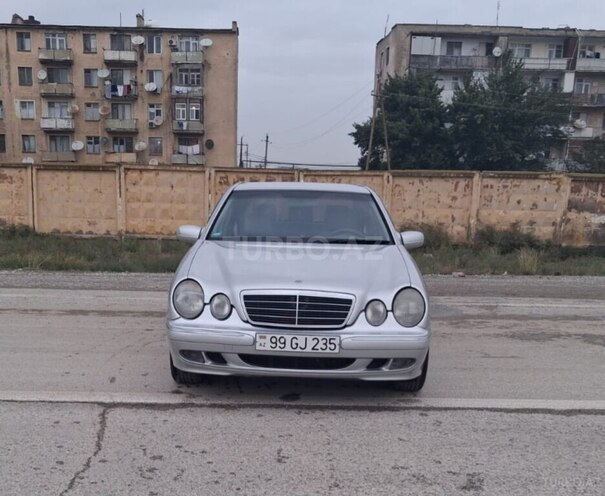 Mercedes E 220 2001, 258,136 km - 2.2 l - Bakı