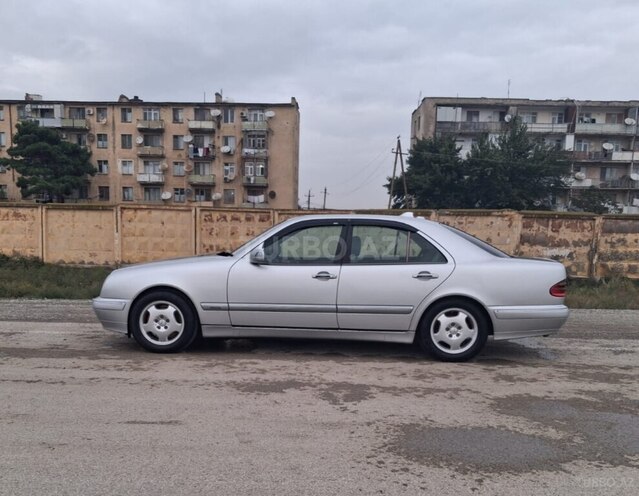 Mercedes E 220 2001, 258,136 km - 2.2 l - Bakı
