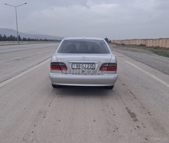 Mercedes E 220 2001, 258,136 km - 2.2 l - Bakı