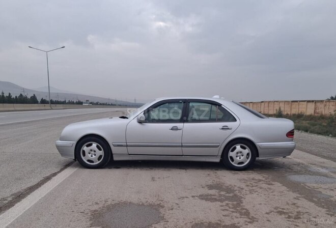 Mercedes E 220 2001, 258,136 km - 2.2 l - Bakı