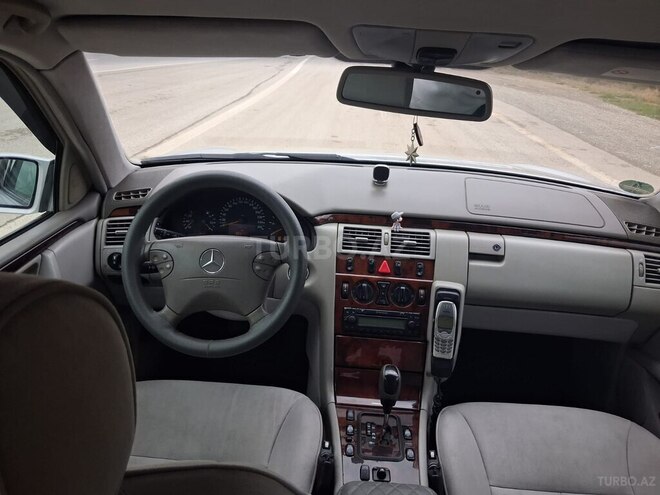 Mercedes E 220 2001, 258,136 km - 2.2 l - Bakı