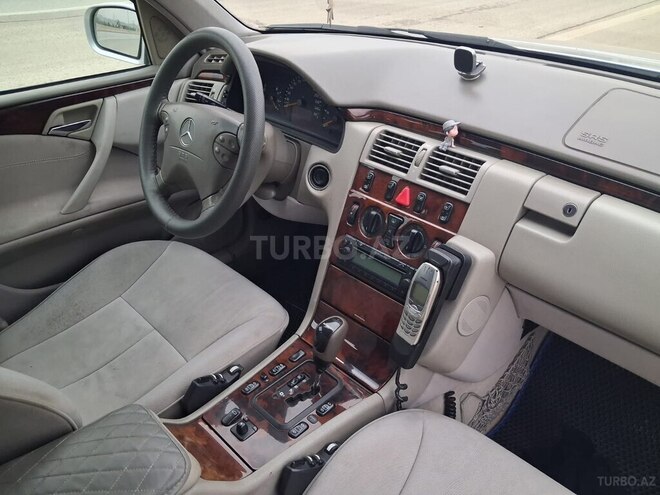Mercedes E 220 2001, 258,136 km - 2.2 l - Bakı