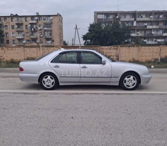 Mercedes E 220 2001, 258,136 km - 2.2 l - Bakı