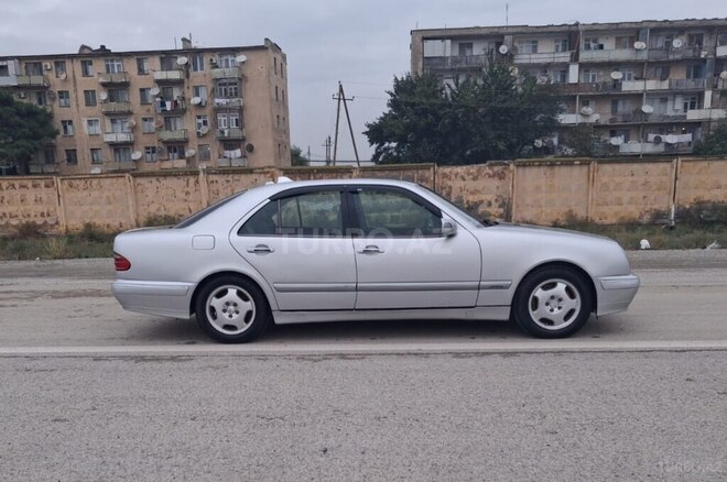 Mercedes E 220 2001, 258,136 km - 2.2 l - Bakı