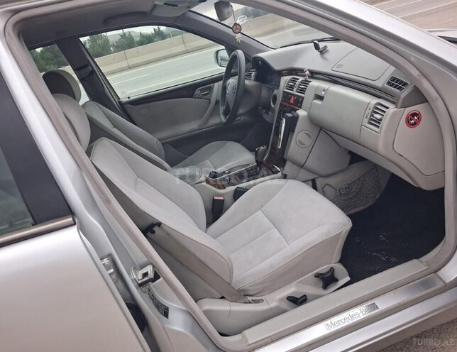 Mercedes E 220 2001, 258,136 km - 2.2 l - Bakı