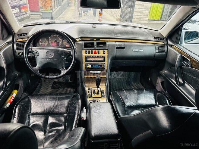 Mercedes E 240 2001, 250,000 km - 2.4 l - Zaqatala