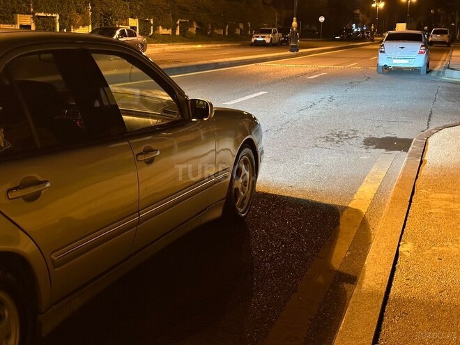 Mercedes E 320 2000, 328,500 km - 3.2 l - Bakı