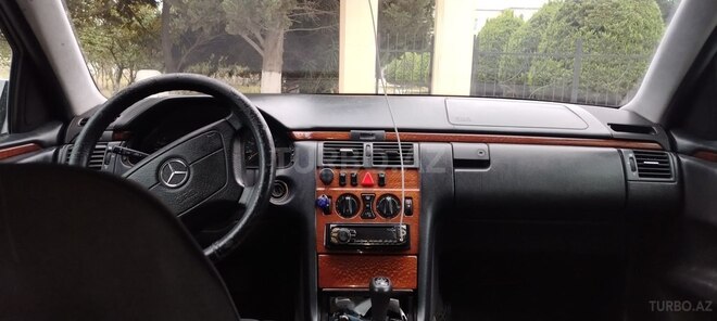Mercedes E 240 1999, 354,000 km - 2.4 l - Beyləqan