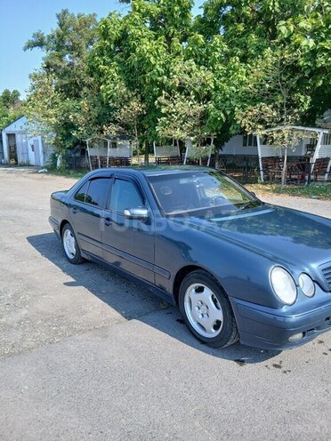 Mercedes E 200 2001, 330,000 km - 2.2 l - Balakən