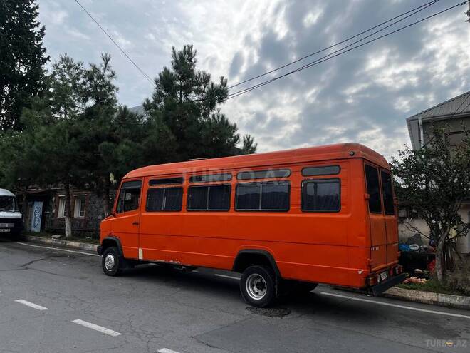 Mercedes 609 D 1990, 450,000 km - 4.0 l - Zaqatala