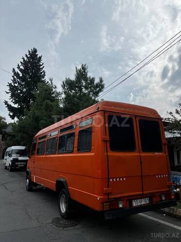 Mercedes 609 D 1990, 450,000 km - 4.0 l - Zaqatala