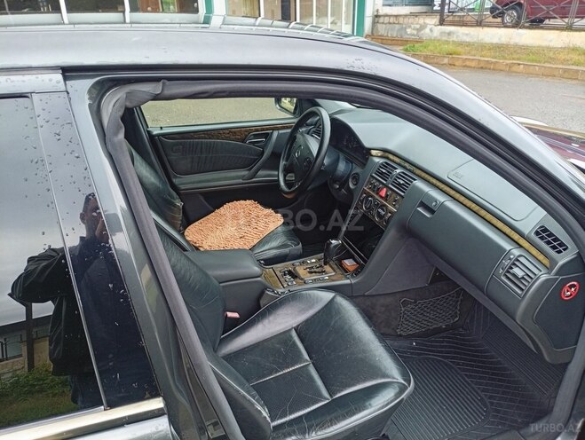 Mercedes E 240 2000, 361,500 km - 2.4 l - Qazax