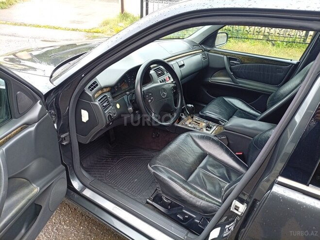 Mercedes E 240 2000, 361,500 km - 2.4 l - Qazax