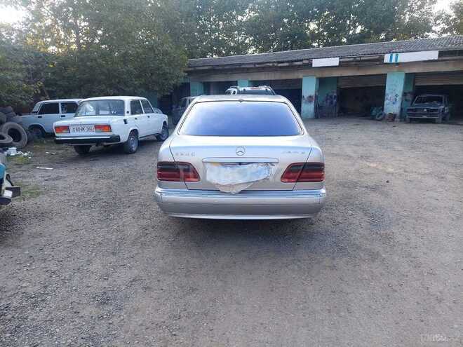 Mercedes E 240 2001, 300,000 km - 2.4 l - Tovuz