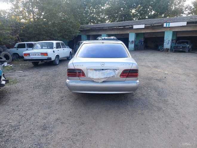 Mercedes E 240 2001, 300,000 km - 2.4 l - Tovuz