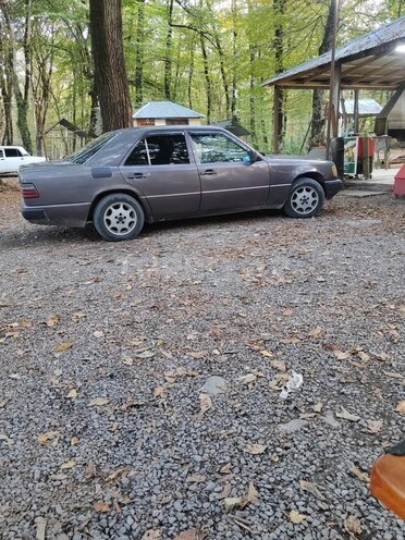 Mercedes  1991, 283,428 km - 2.0 l - Qəbələ