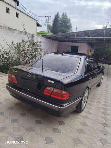 Mercedes E 240 2001, 302,000 km - 2.4 л - Qazax