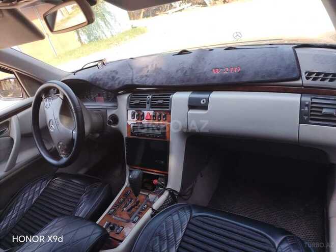 Mercedes E 240 2001, 302,000 km - 2.4 л - Qazax