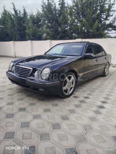 Mercedes E 240 2001, 302,000 km - 2.4 л - Qazax