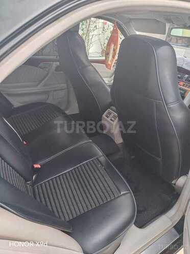 Mercedes E 240 2001, 302,000 km - 2.4 л - Qazax