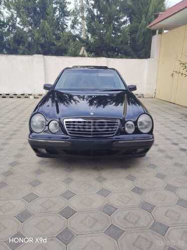Mercedes E 240 2001, 302,000 km - 2.4 л - Qazax