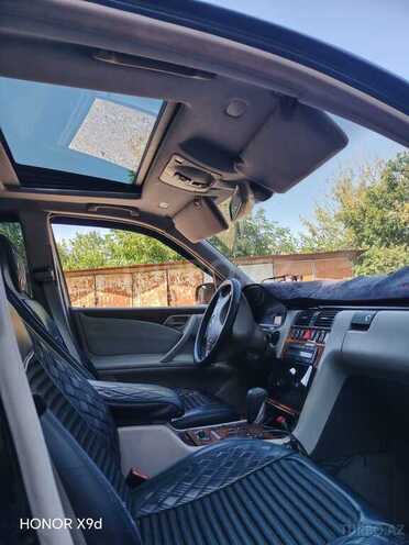 Mercedes E 240 2001, 302,000 km - 2.4 л - Qazax