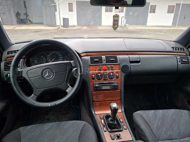 Mercedes E 220 1999, 332,000 km - 2.2 l - Bakı