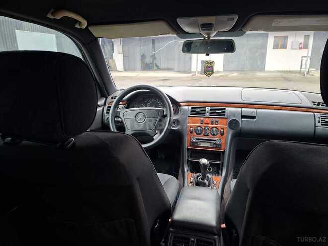 Mercedes E 220 1999, 332,000 km - 2.2 l - Bakı