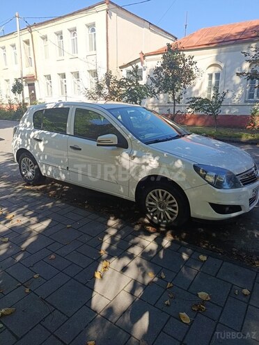 Opel Astra 2009, 290,000 km - 1.4 l - Quba