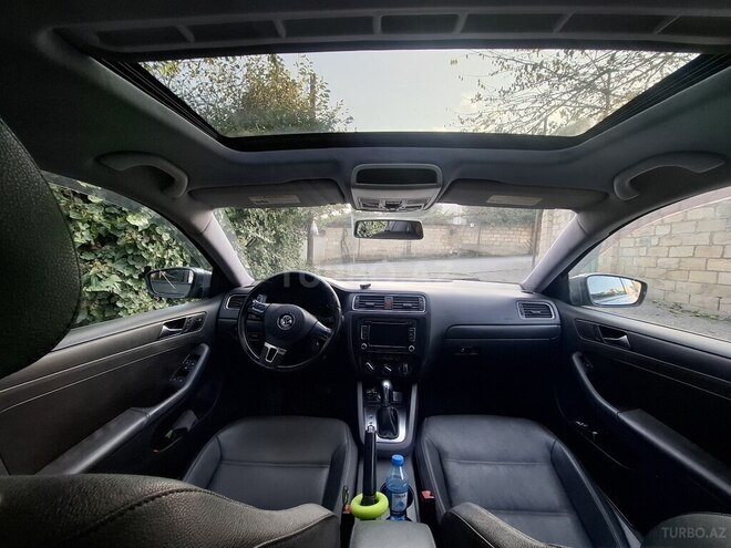 Volkswagen Jetta 2011, 302,557 km - 2.5 л - Qusar