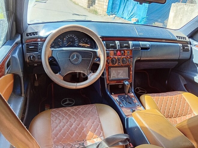 Mercedes E 230 1996, 300,000 km - 2.3 l - Qusar