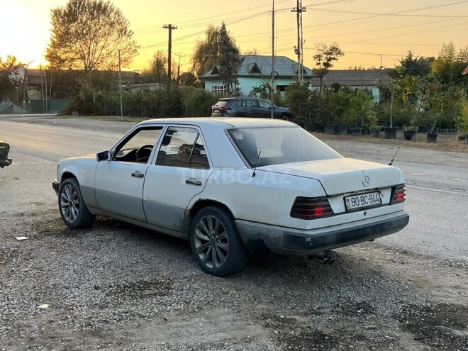 Mercedes  1992, 214,200 km - 2.0 l - Xudat