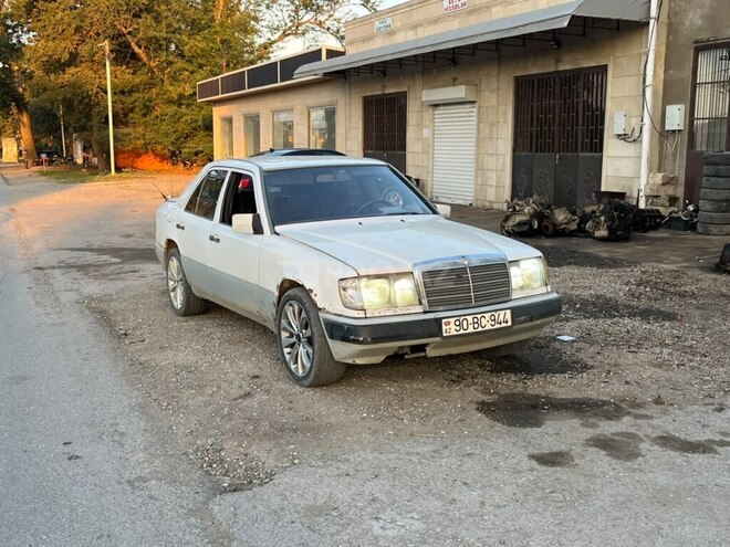 Mercedes  1992, 214,200 km - 2.0 l - Xudat