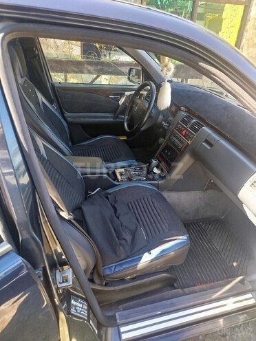 Mercedes E 240 1999, 284,854 km - 2.4 l - Bakı