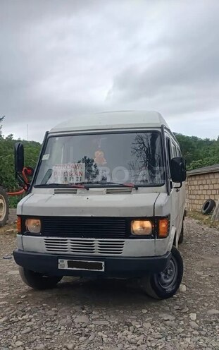 Mercedes 208 D 1992, 220,000 km - 2.3 l - Quba