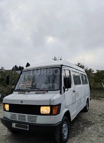 Mercedes 208 D 1992, 220,000 km - 2.3 l - Quba