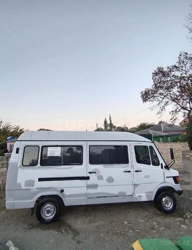 Mercedes 208 D 1992, 220,000 km - 2.3 l - Quba