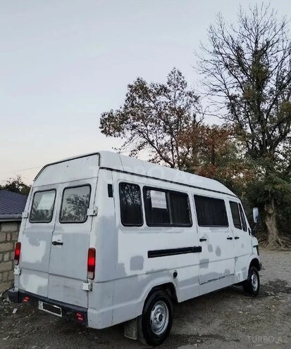 Mercedes 208 D 1992, 220,000 km - 2.3 l - Quba