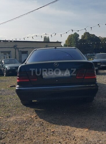 Mercedes E 220 2000, 449,673 km - 2.2 l - Qazax