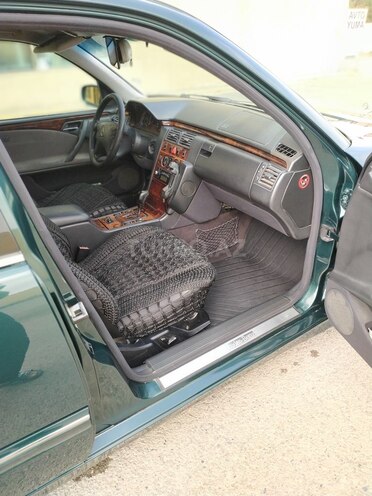 Mercedes E 220 2000, 385,000 km - 2.2 л - Salyan