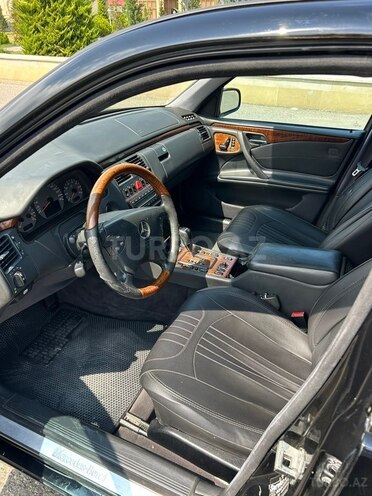 Mercedes E 320 2000, 399,000 km - 3.2 l - Quba