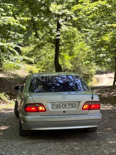 Mercedes E 220 2000, 246,500 km - 2.2 л - Biləsuvar