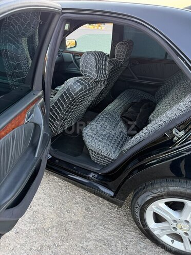 Mercedes E 220 2002, 358,635 km - 2.2 л - Qazax