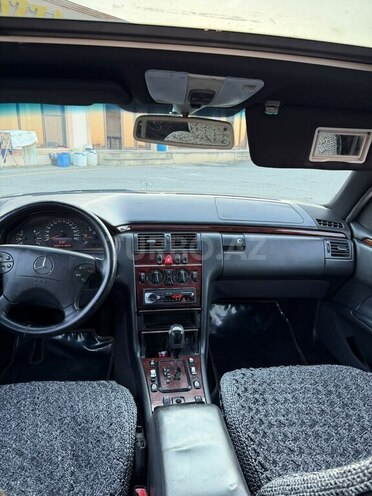 Mercedes E 220 2002, 358,635 km - 2.2 л - Qazax