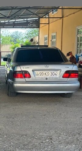 Mercedes E 220 2001, 420,000 km - 2.2 л - Saatlı
