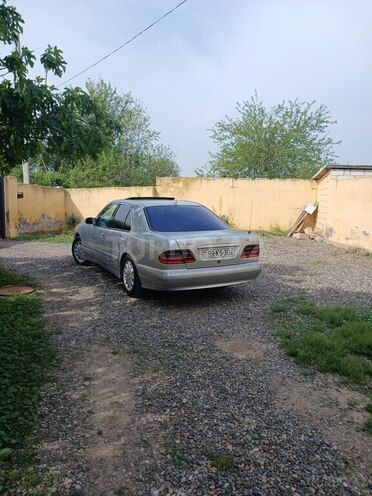 Mercedes E 220 2001, 420,000 km - 2.2 л - Saatlı