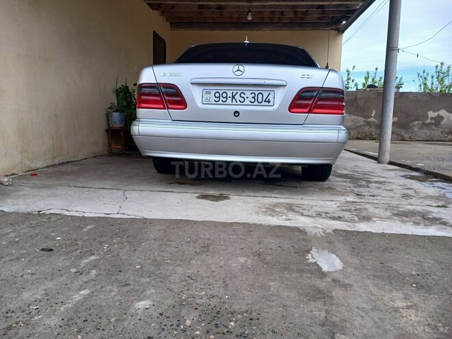 Mercedes E 220 2001, 420,000 km - 2.2 л - Saatlı